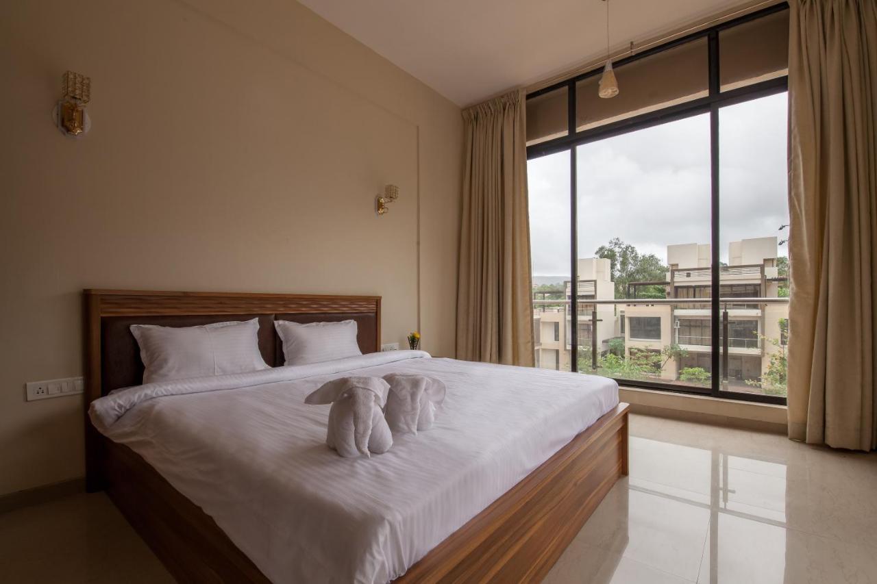 Stayvista'S Greenwoods Villa 10 - City-Center Villa With Private Pool, Terrace, Lift & Carrom Board لونافالا المظهر الخارجي الصورة
